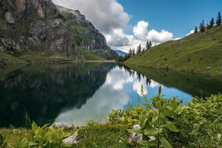 Rekomendasi Tempat Terbaik Menikmati Indahnya Danau Rawa Pening