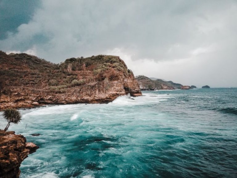 5 Pesona Pantai Pacitan yang Bisa Buat Liburanmu berkesan